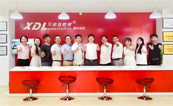 兄弟連教育機(jī)器人加盟費是多少？