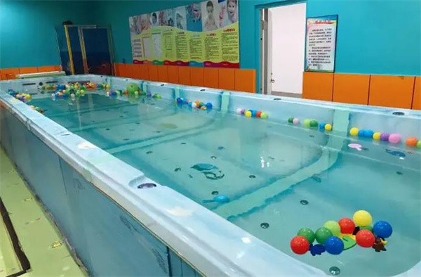 伊親嬰兒游泳館加盟費多少錢 ?